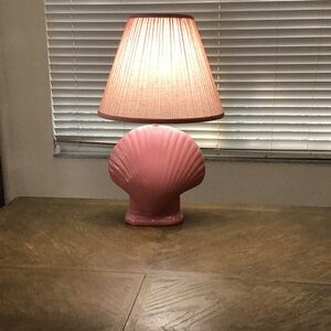 Vintage 1980s postmodern ceramic clam shell table lamp.